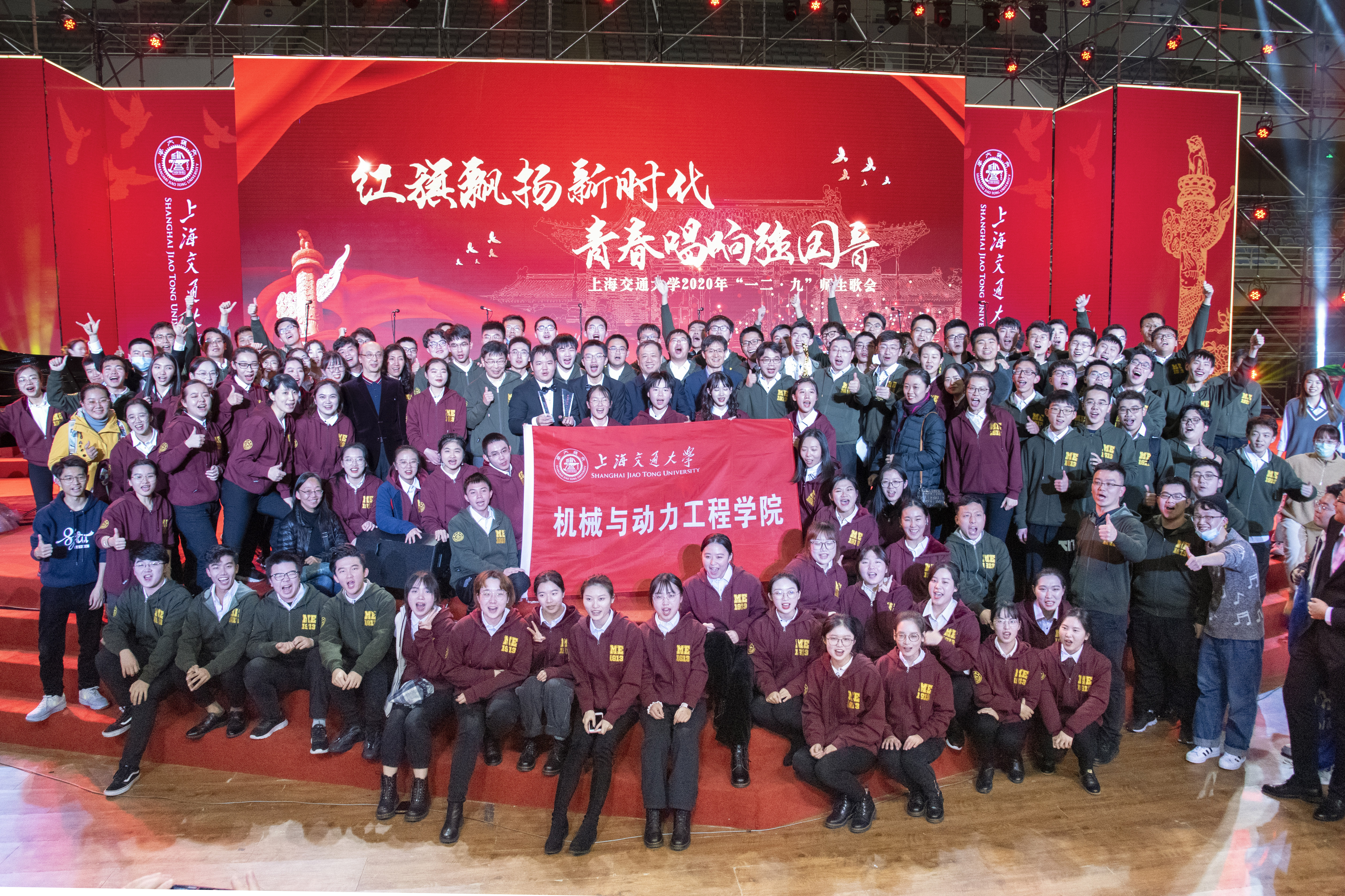 1752027671351437.jpg 20. 师生合唱团获校“一二·九”歌会金奖.jpg