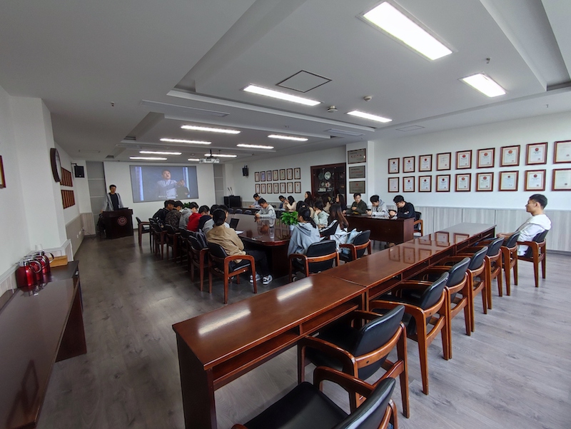 1634804431394887.jpg 图2 各位同志共同观看《晨钟》之使命.jpg