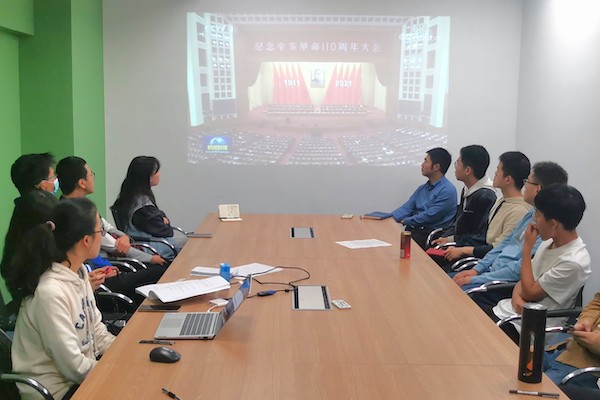 1635749392921596.jpg 图3 党支部书记简梦华带领支部党员学习习近平总书记讲话.jpg
