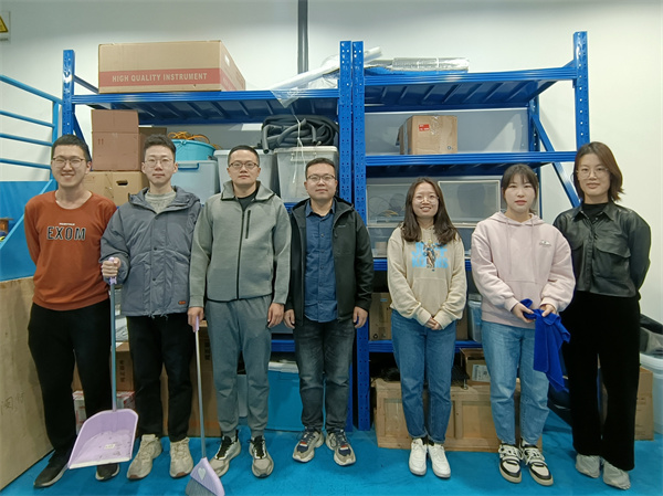 图3 工热所董威老师课题组学生党员清扫必赢线路检测3003C楼152实验室合影.jpg