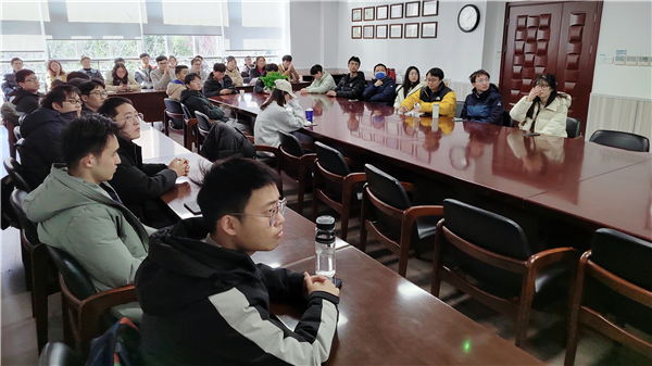 1677727406224621.jpg 图4-与会人员认真学习.jpg