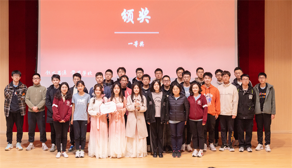1680515904788656.jpg 图4 戴雨吟为获一等奖的团支部颁奖.jpg
