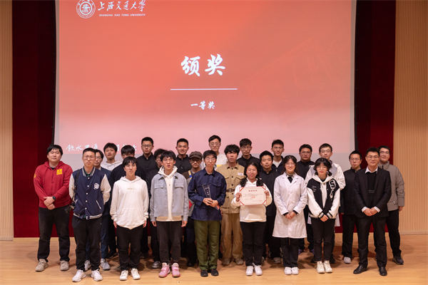 1680515935407303.jpg 图7 任子文为获一等奖的团支部颁奖.jpg
