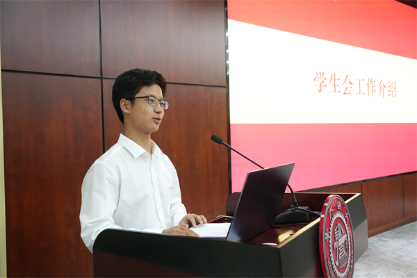1687261067435421.jpg 图3:黄达做工作汇报.jpg
