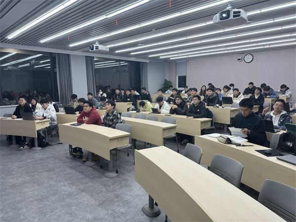 1704193830355998.jpg 图1-同学认真学习党章.jpg