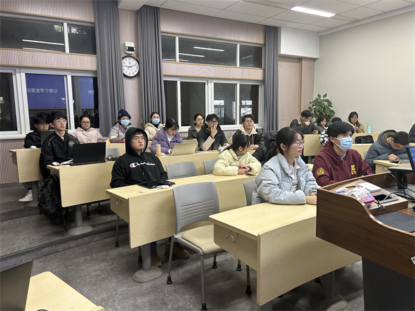 1704365820823776.jpg 图2 与会党员认真学习.jpg