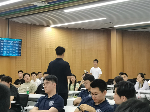 1720868409404318.jpg 图3 党员同志积极交流.jpg