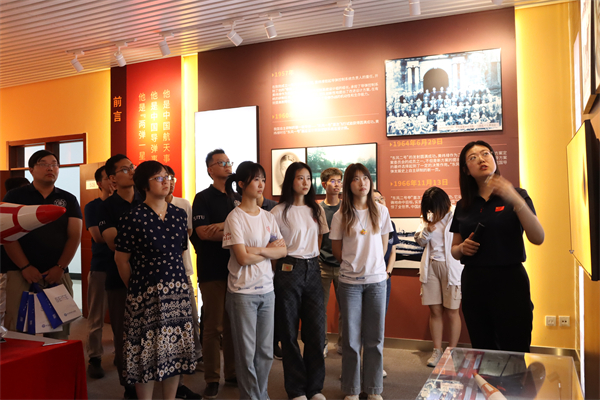1720868433161801.jpg 图4 党员同志认真参观展厅.jpg