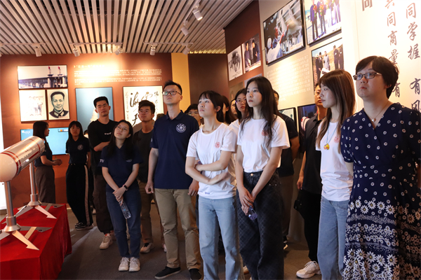 1720868440331391.jpg 图5 党员同志认真参观展厅.jpg