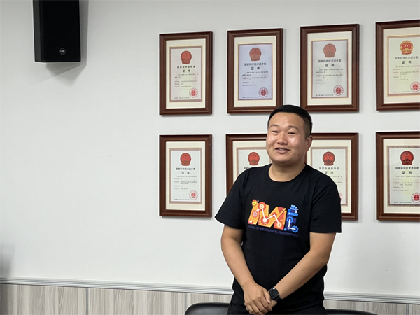 1728563357769989.jpg 图6 新生党员自我介绍.jpg