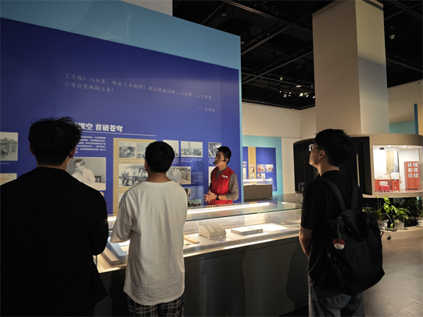1728563618803084.jpg 图2+支部党员聆听讲解员介绍.jpg