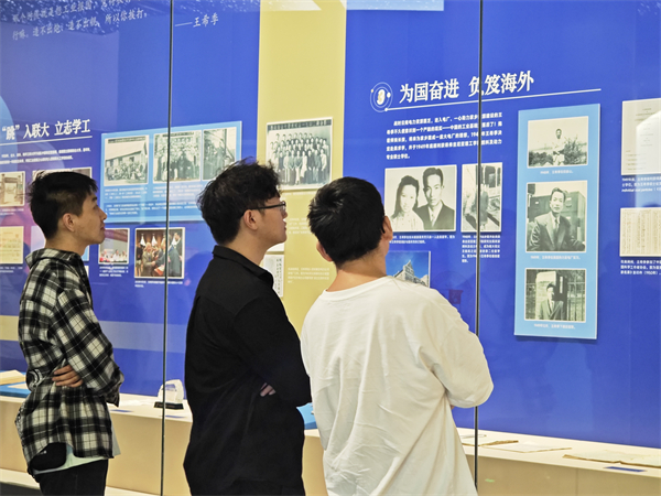 1728563628792628.jpg 图3+支部党员自由参观.jpg