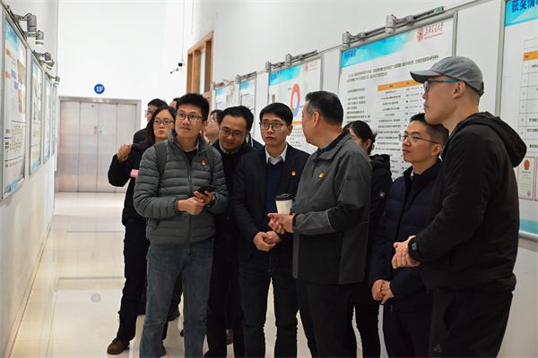 1733318343846349.jpg 图11-与会人员参观制造所实验室.jpg