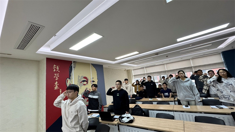 图5党员重温入党宣言.jpg