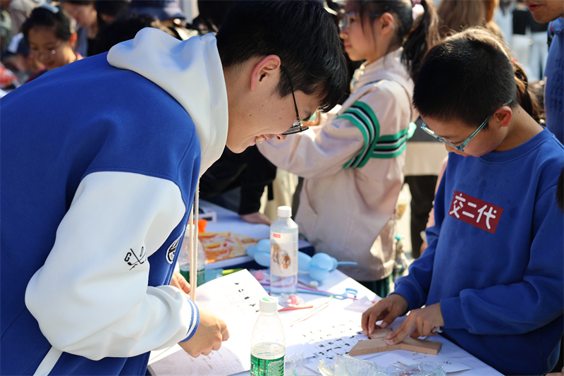 1744116203637598.jpg 图四 同学挑战四巧板拼图.jpg