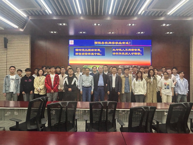 1745893653625960.jpg 图5. 与会老师和同学合影留念_resized.jpg