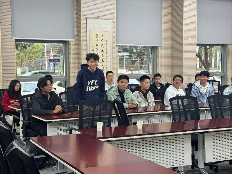 学生自我介绍1_resized.jpeg
