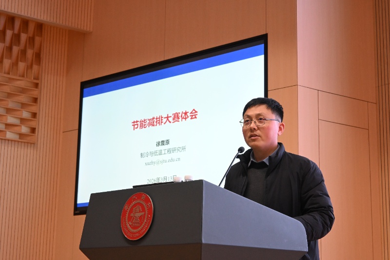 1774945244603840.jpg 徐震原进行赛事指导_resized.jpg