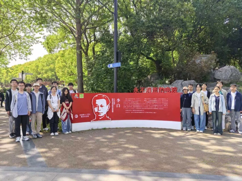 1776761693557947.jpg 图片3:机动2514师生在世纪公园内合影_resized.jpg