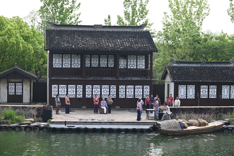 图6-支部成员观看红色实景剧《智斗胡司令》_resized.JPG