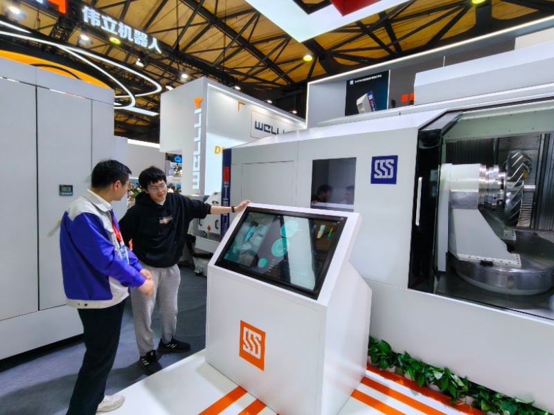 图3-参观磨床超硬材料与特种加工装备专题展区_resized.jpg