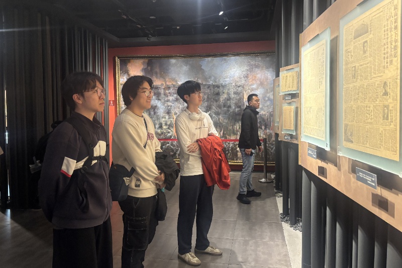 图二：支部成员认真参观展厅_resized.jpg