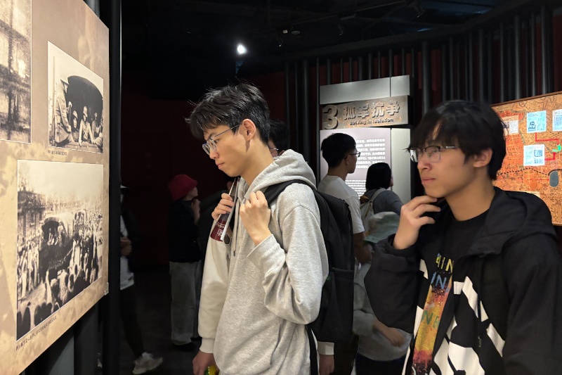 图三：支部成员认真参观展厅_resized.jpg