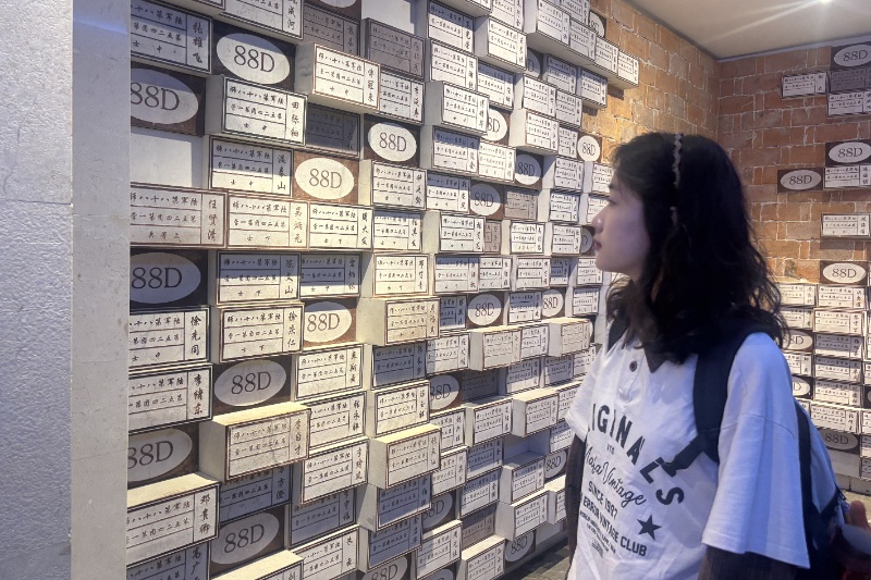 图四：支部成员注视展馆纪念墙_resized.jpg