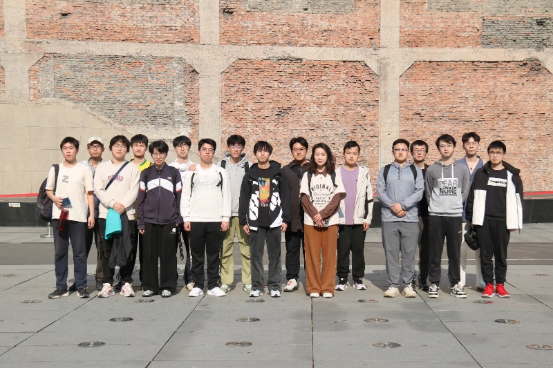 图一：支部成员在纪念馆广场合影_resized.jpg
