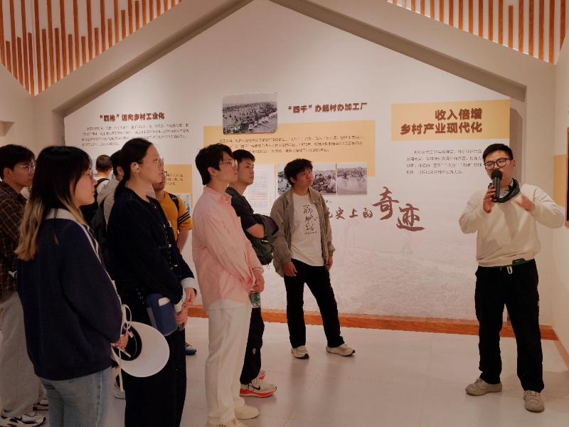 1778650549297591.jpg 图2参观梅林村展馆_resized.jpg
