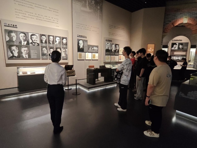 1参观办学历程_resized.jpg