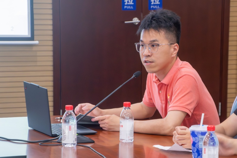 图4 潘呈赟介绍机动学院情况_resized.jpg