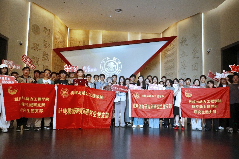 图1 全体党员合影_resized.jpg