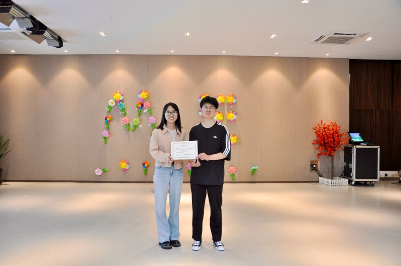 1780301161260736.jpg 图四 指导老师奖项颁奖_resized.jpg