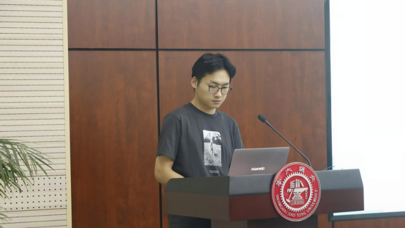 图2 何若洋进行专题分享_resized.JPG